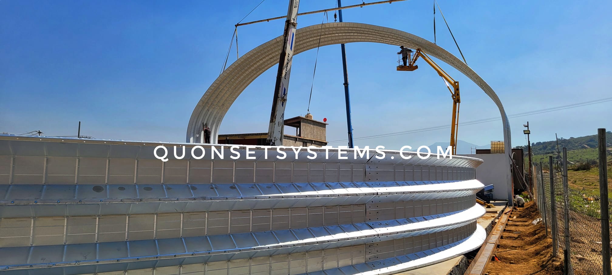 Crane installing a self-supporting arch structure for an industrial building in Tijuana